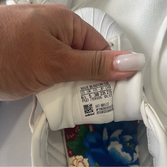 Adidas Superstar Multicolor Stripe Sneaker, White with Flower Stripes Size 6.5 - Picture 8 of 9